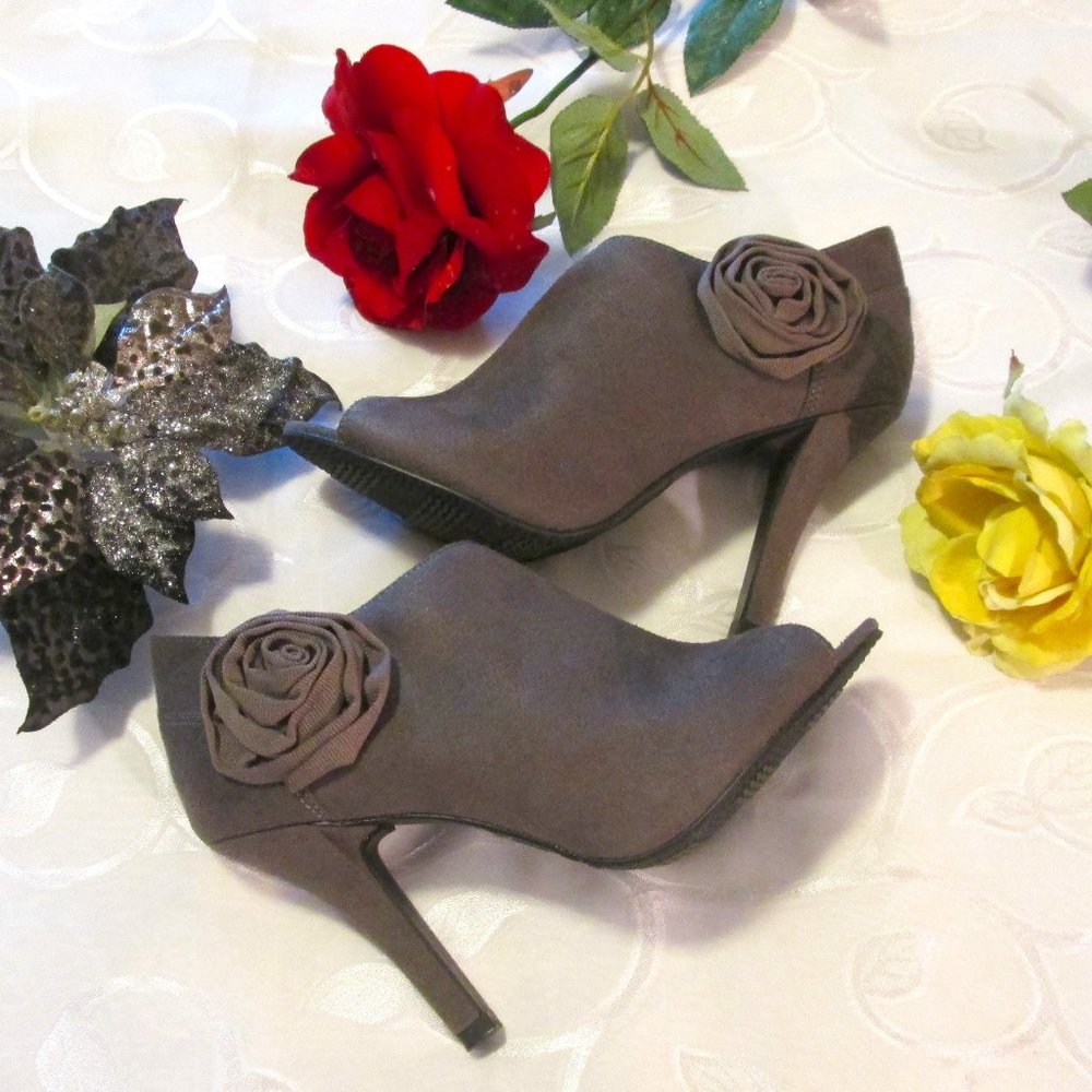 WORTHINGTON FLOWER GREY SUEDE BOOTIE - NWT